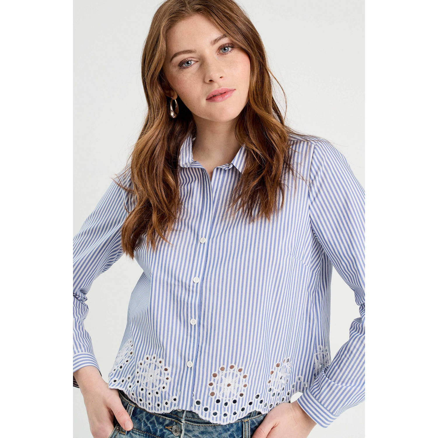 Cache blouse lichtblauw broderie