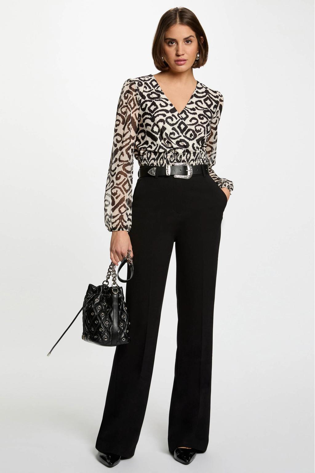 Ecru en zwarte dames Morgan top van polyester met lange mouwen, overslagkraag en smockwerk