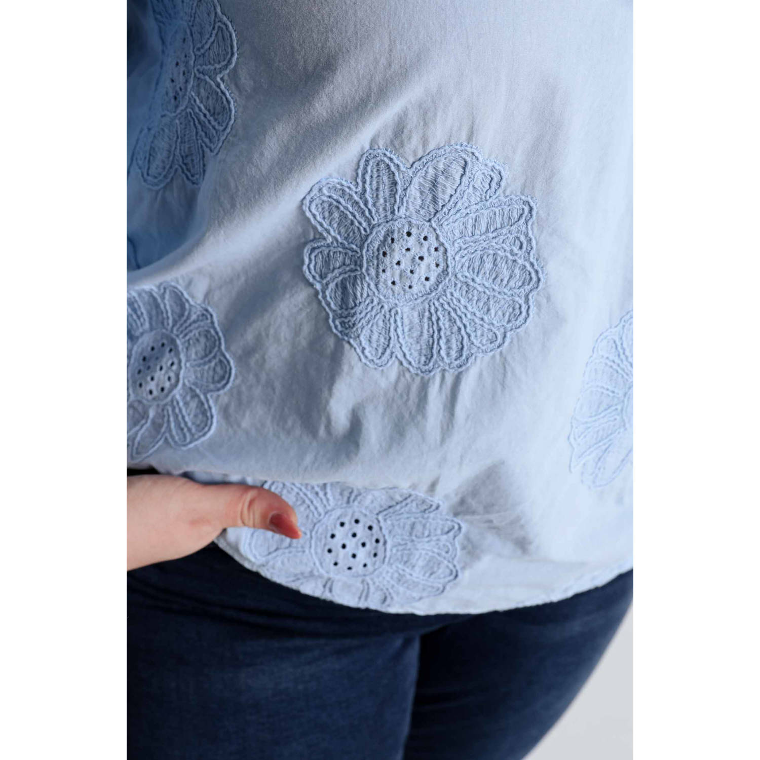Paprika blousetop lichtblauw broderie