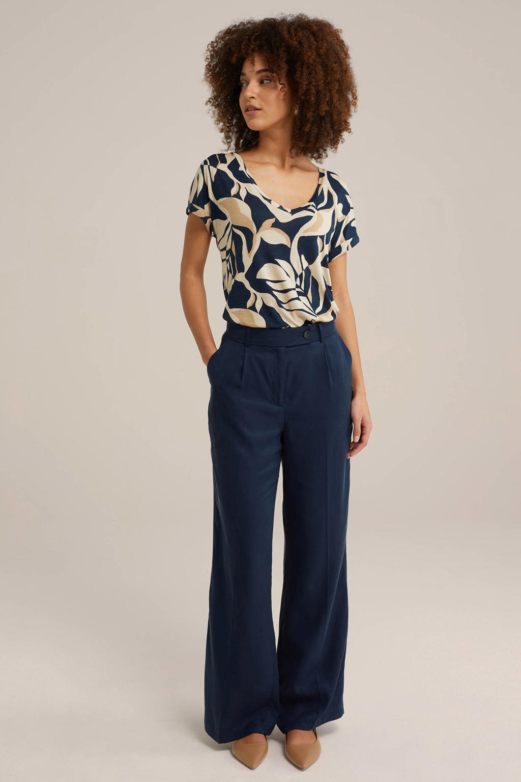 Donkerblauwe dames WE Fashion top van viscose met korte mouwen en V-hals