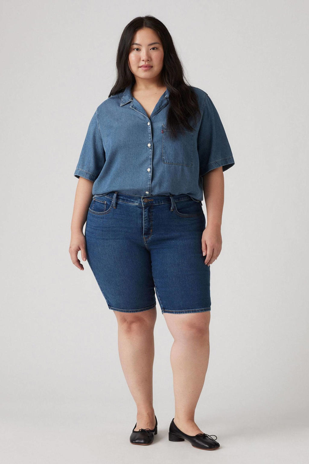 Medium blue denim dames Levi's Plus slim regular waist short van denim met effen
