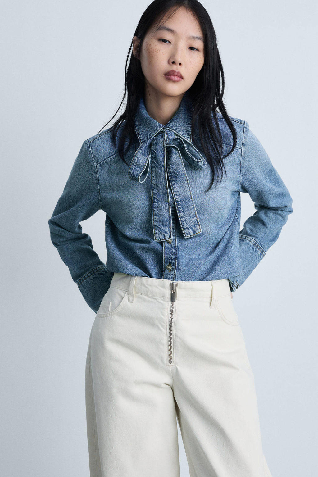 Medium blue denim dames Mango blouse van denim met effen, lange mouwen, strikkraag en knoopsluiting