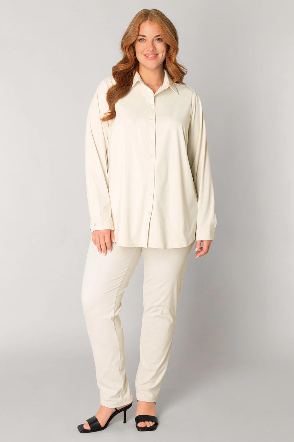 Zandkleurige dames Base Level Curvy blouse travelstof met effen, lange mouwen, klassieke kraag en knoopsluiting
