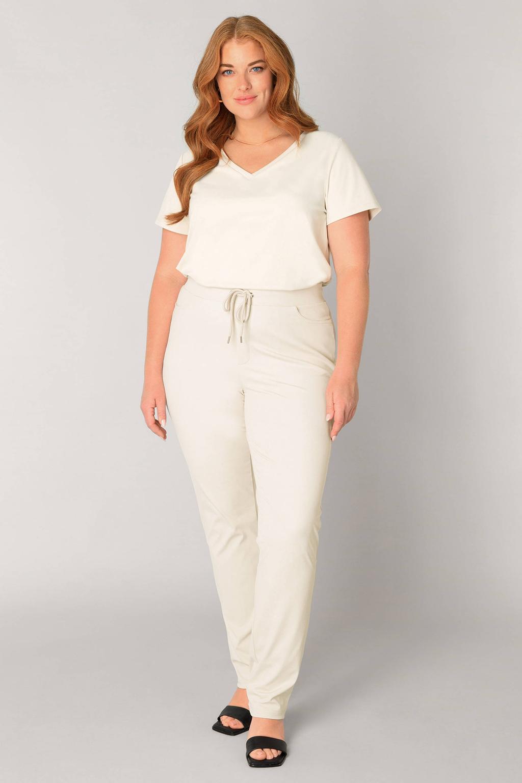 Zandkleurige dames Base Level Curvy slim fit broek travelstof met regular waist en effen
