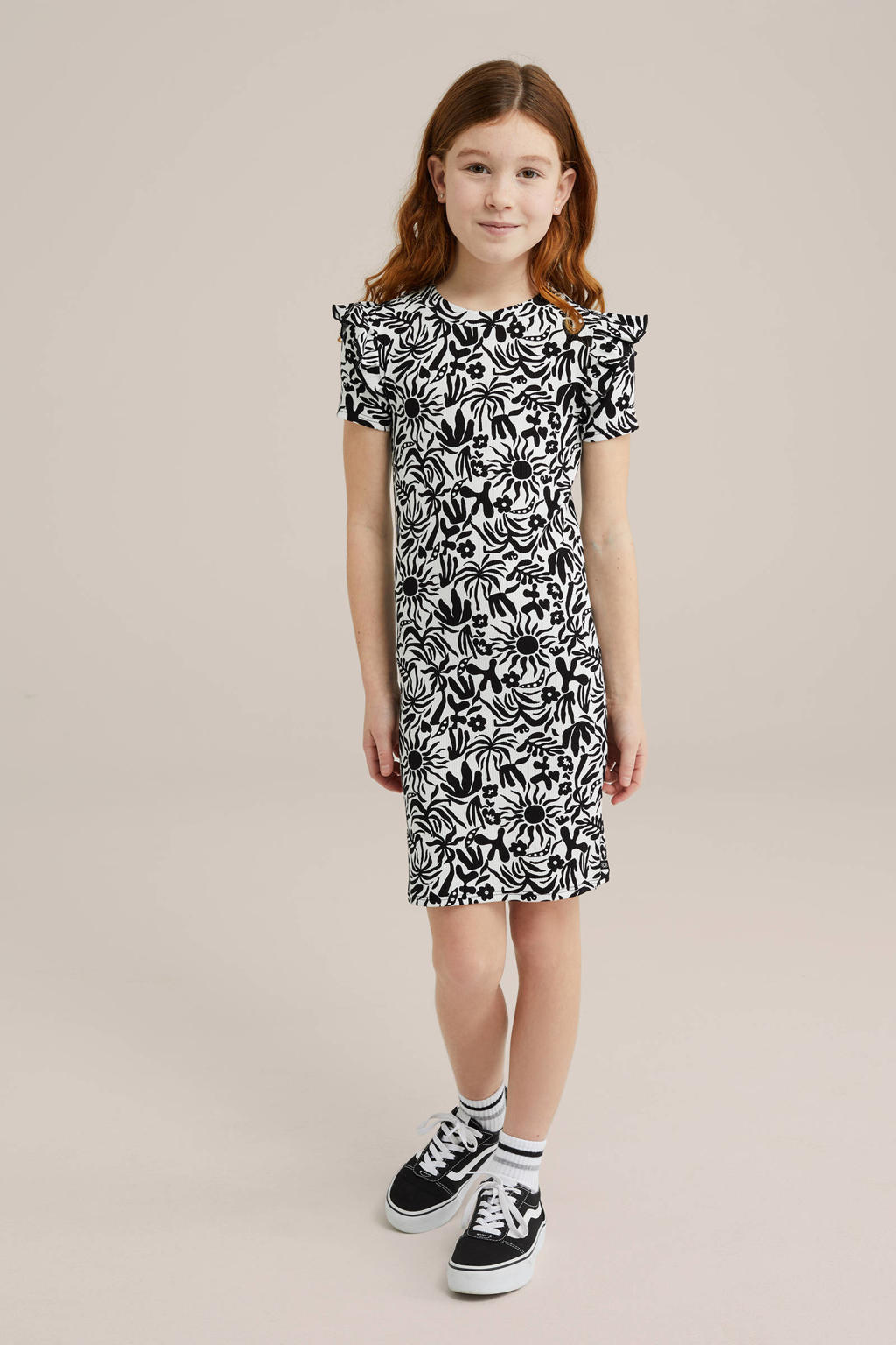 Zwart en witte meisjes WE Fashion bodycon jurk van stretchkatoen met korte mouwen, ronde hals en ruches