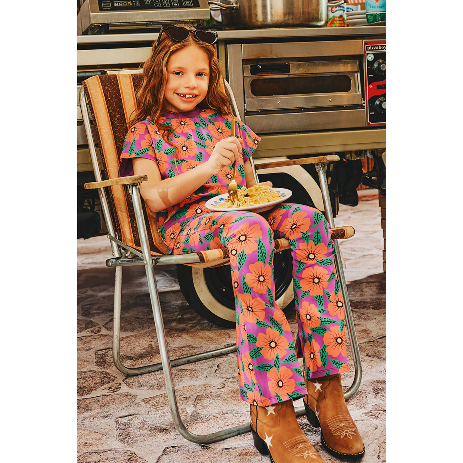 Z8 kids flared broek Doreen met bloemenprint paars koraalrood groen