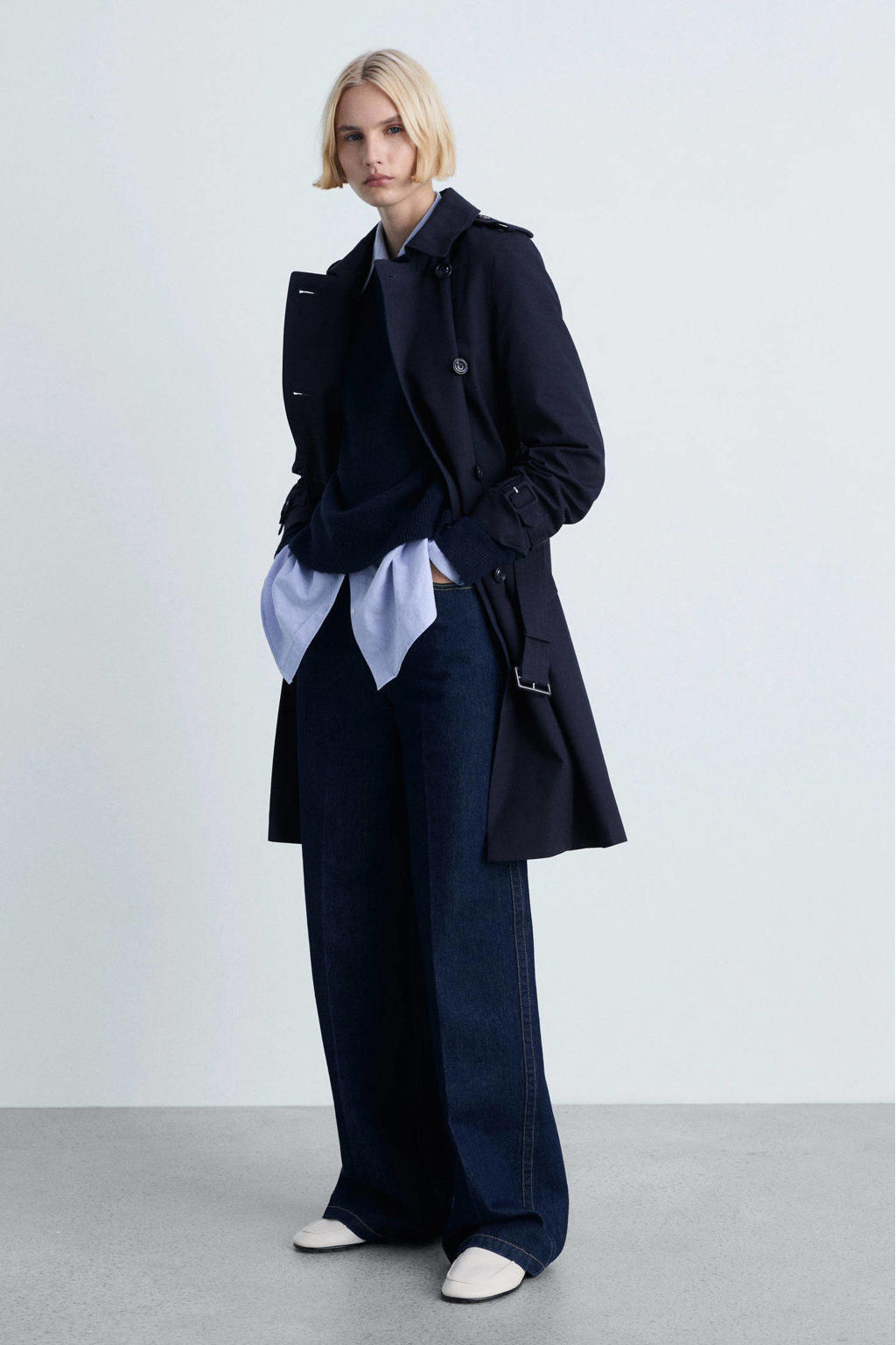 Donkerblauwe dames Mango trenchcoat van katoen met effen, lange mouwen, klassieke kraag, knoopsluiting en ceintuur