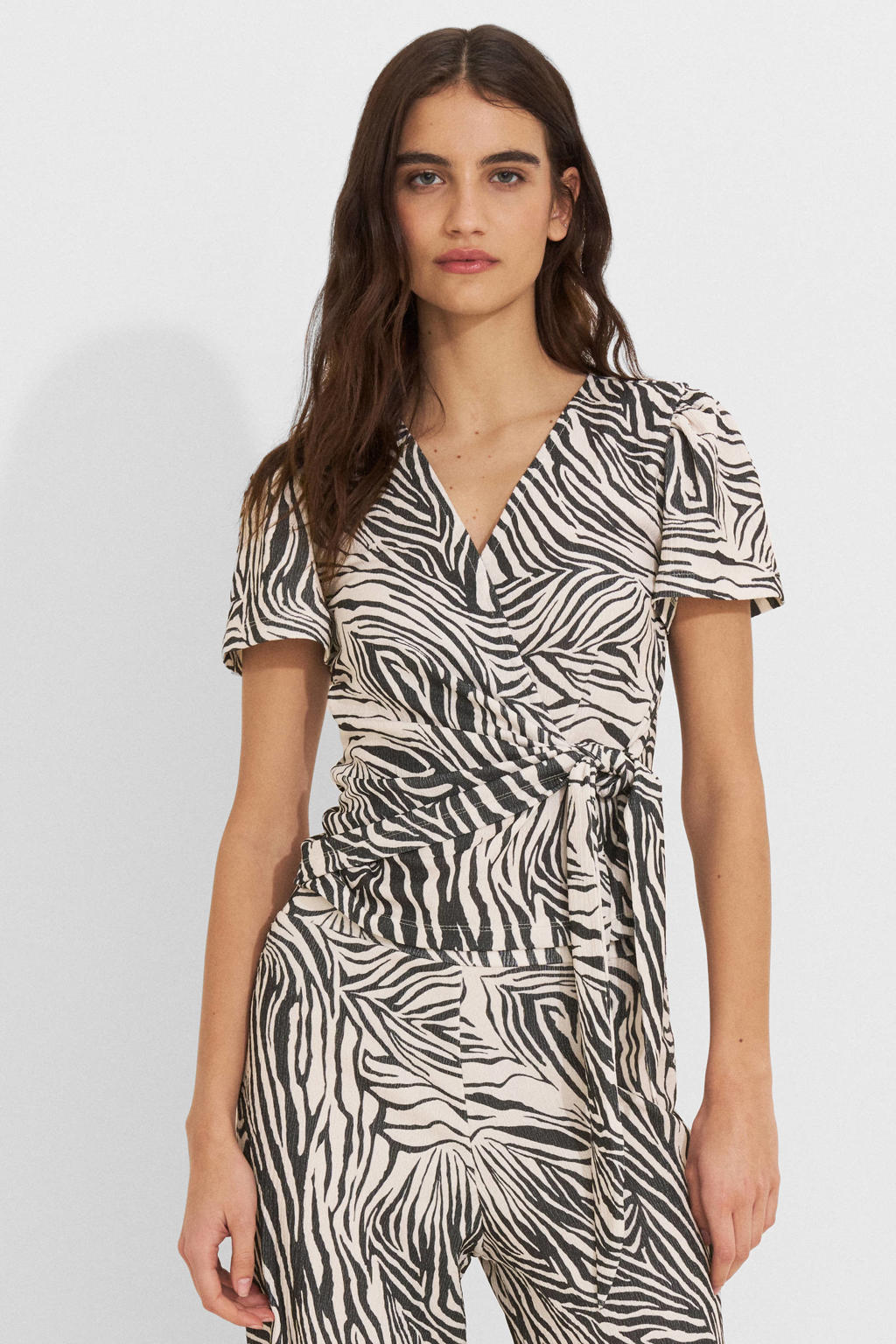 Zwart en witte dames Ruby crinkle top print van polyester met korte mouwen en overslagkraag