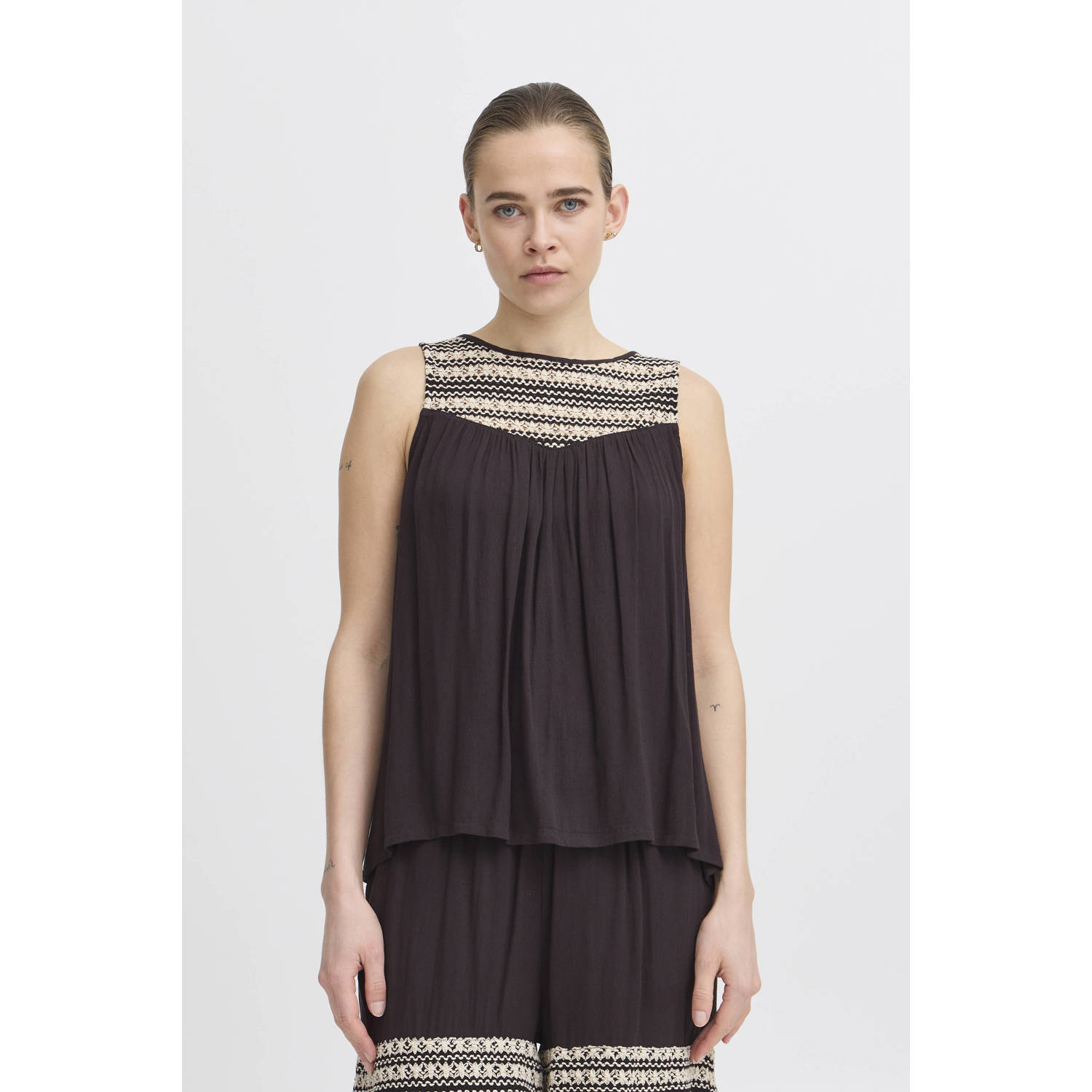 ICHI mouwloze top zwart