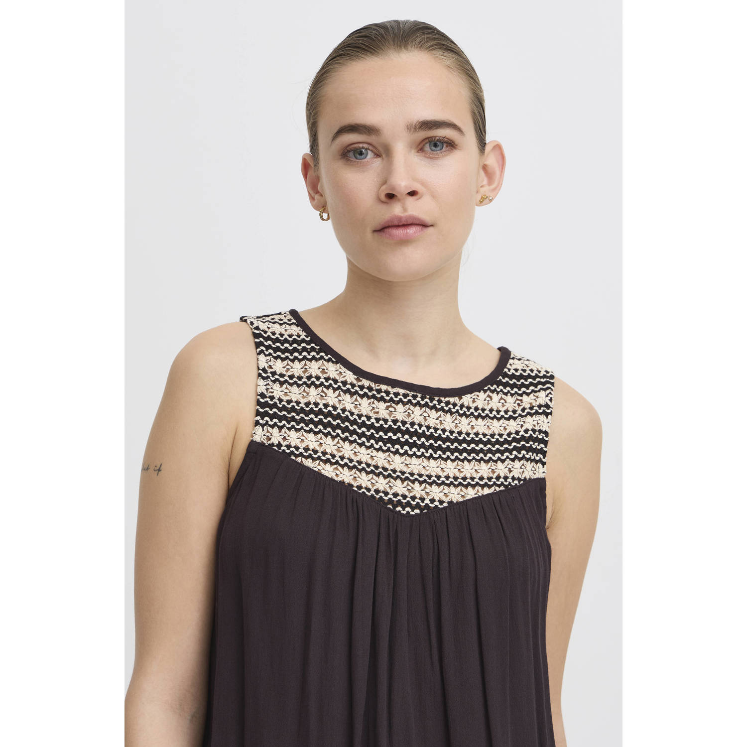 ICHI mouwloze top zwart
