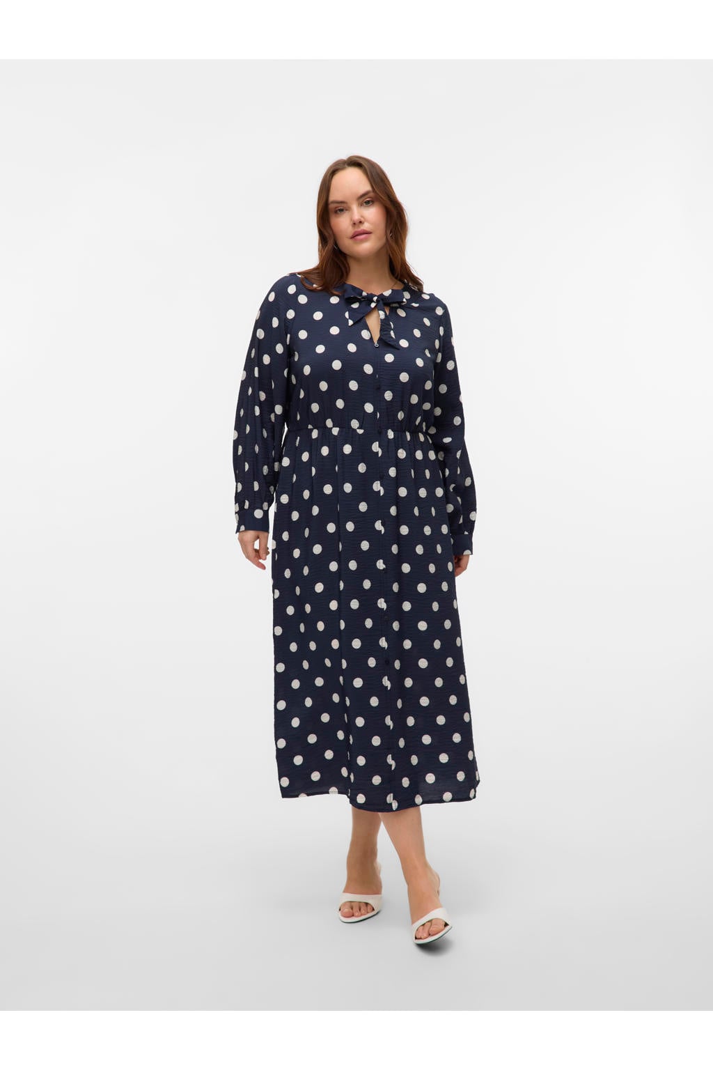 Donkerblauw en witte dames VERO MODA CURVE blousejurk van viscose met stippenprint, lange mouwen en ronde hals