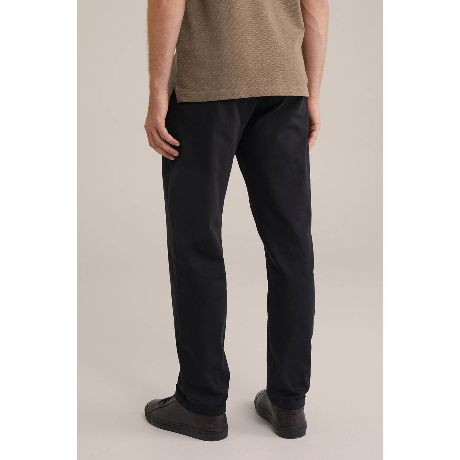 WE Fashion WE Fundamentals straight fit chino zwart