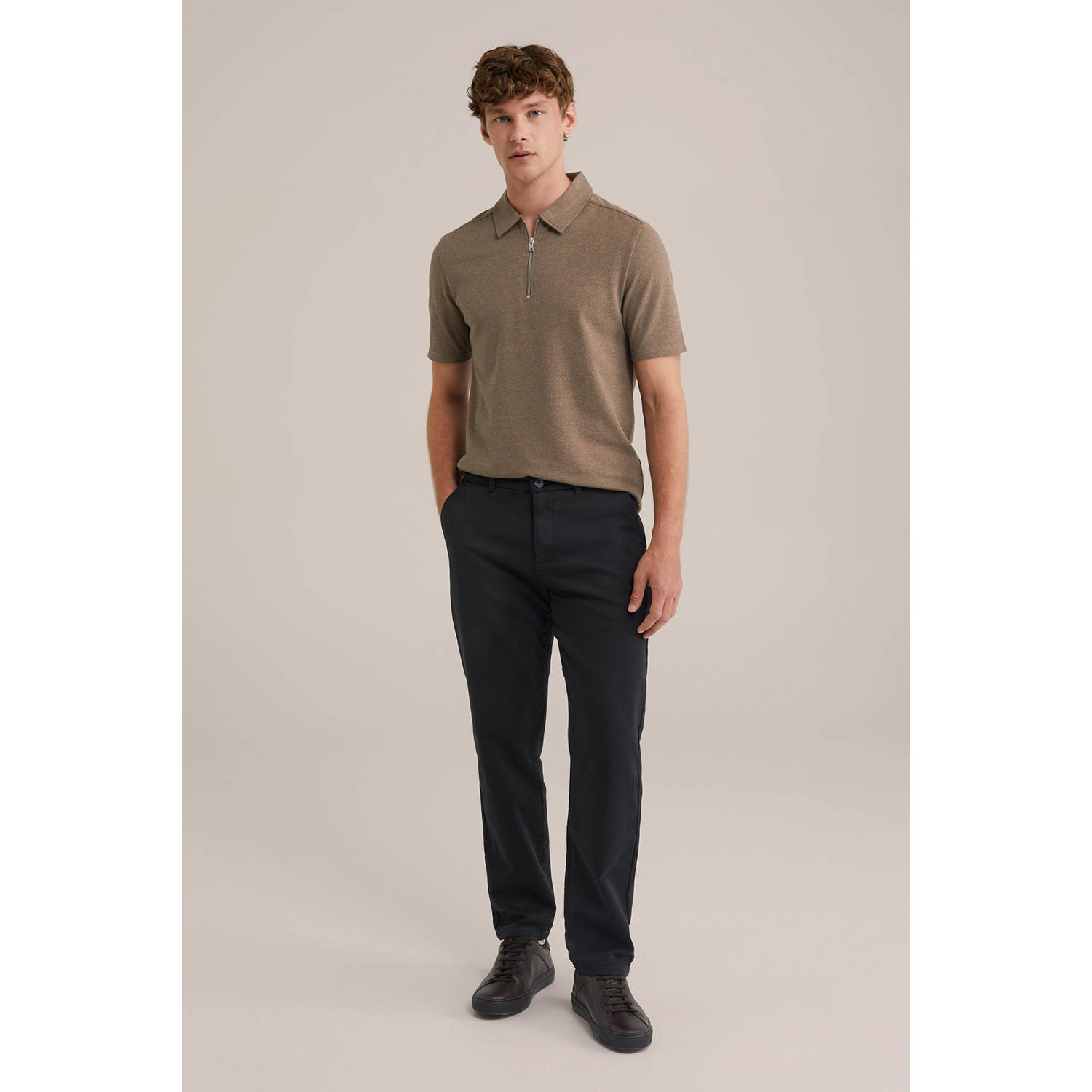 WE Fashion WE Fundamentals straight fit chino zwart
