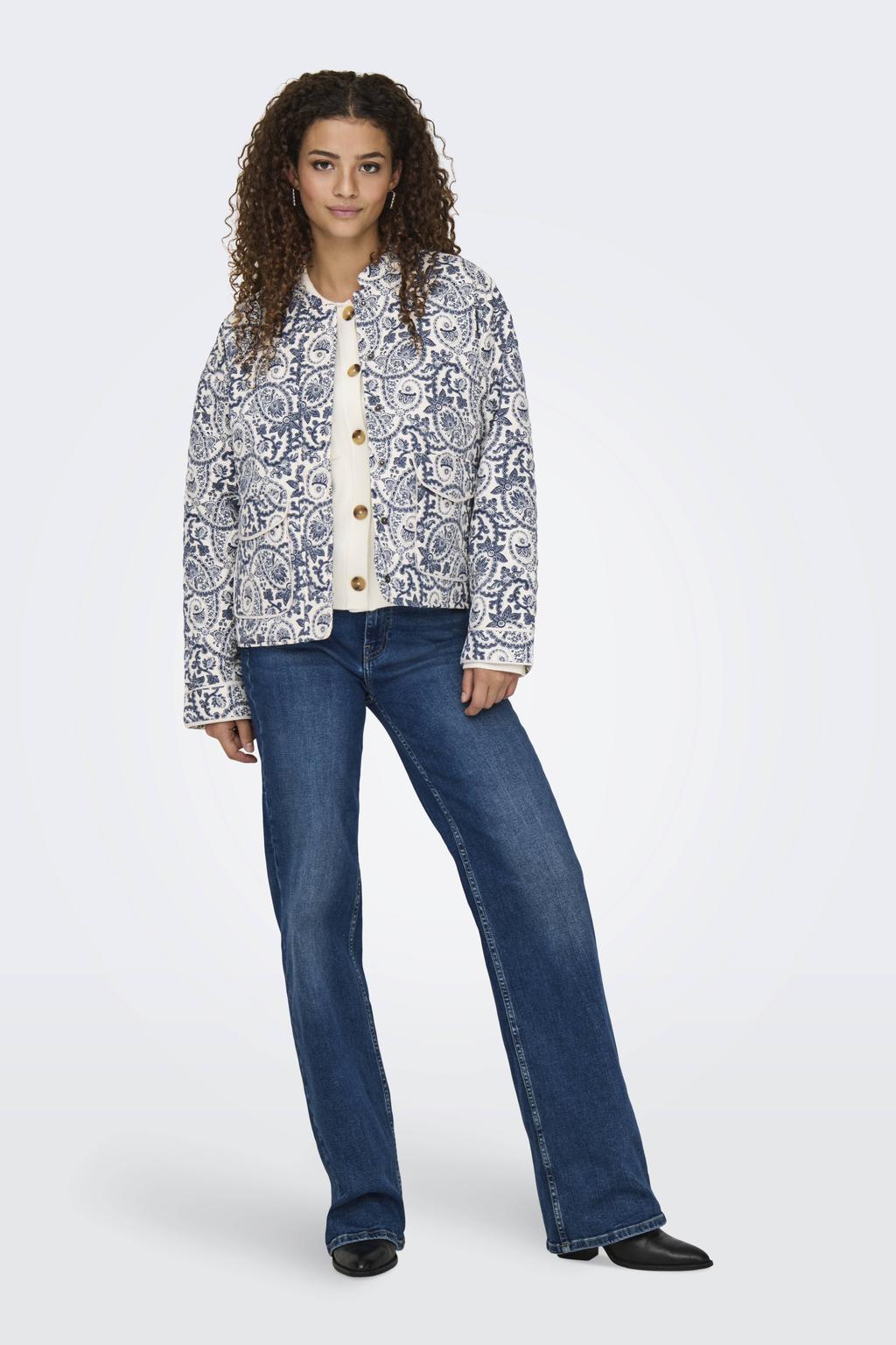Blauw en witte dames ONLY jasje van polyester met paisley print, lange mouwen, ronde hals, knoopsluiting en quilted