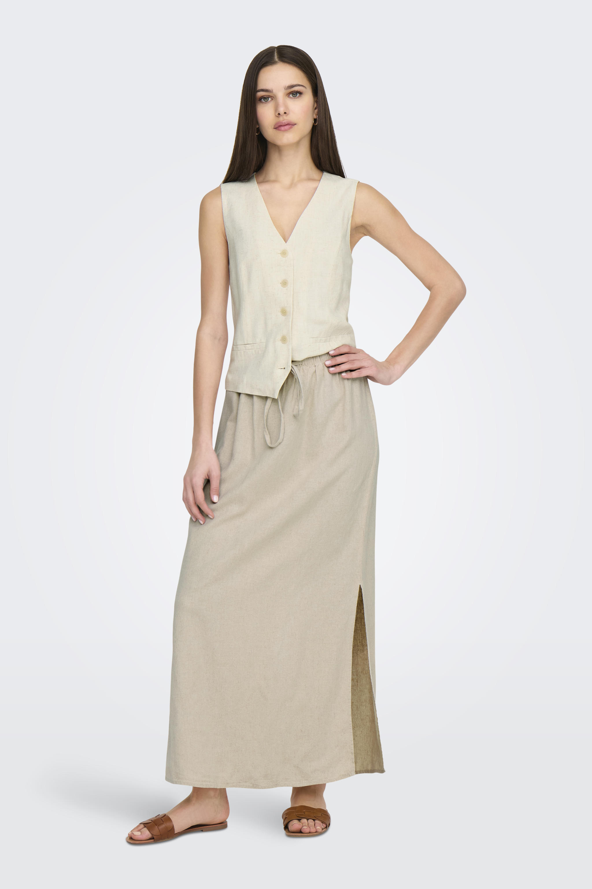Linnen A-lijn midirok met hoge taille, zakken en knopen aan de Linnen A-lijn midirok met hoge taille, zakken en knopen aan de