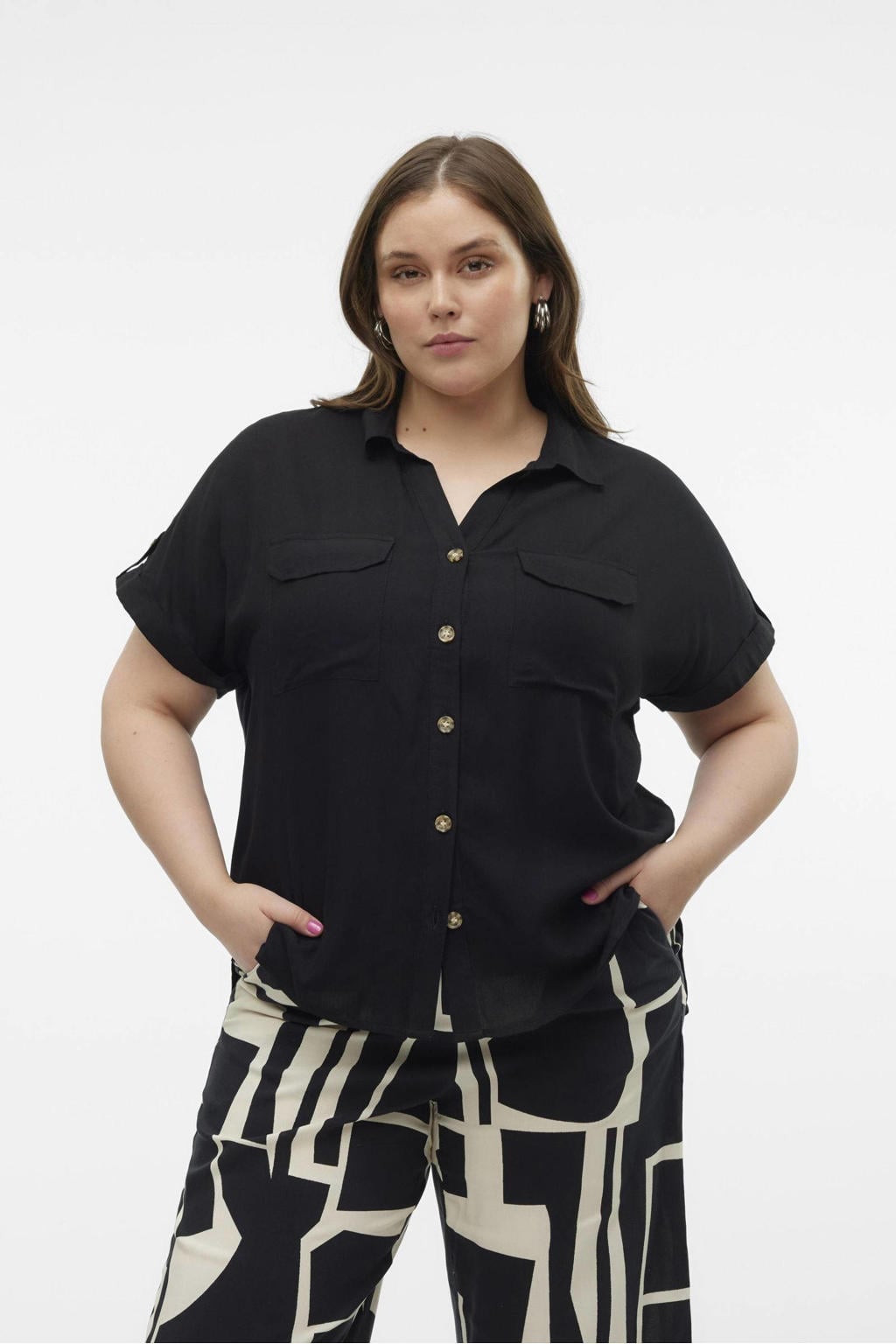 Zwarte dames VERO MODA CURVE blouse van viscose met effen, korte mouwen, button down sluiting, knoopsluiting en geweven detail