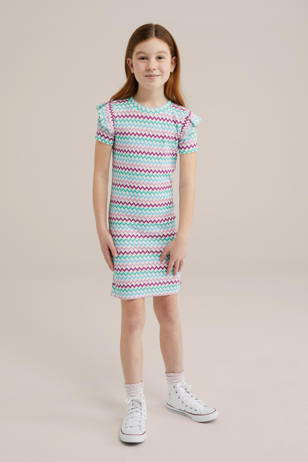 Roze, blauw en turquoise meisjes WE Fashion bodycon jurk van stretchkatoen met strepenprint, korte mouwen en ronde hals