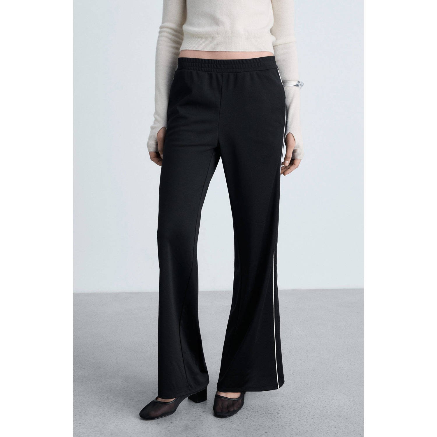 Mango wide leg regular waist joggingbroek zwart