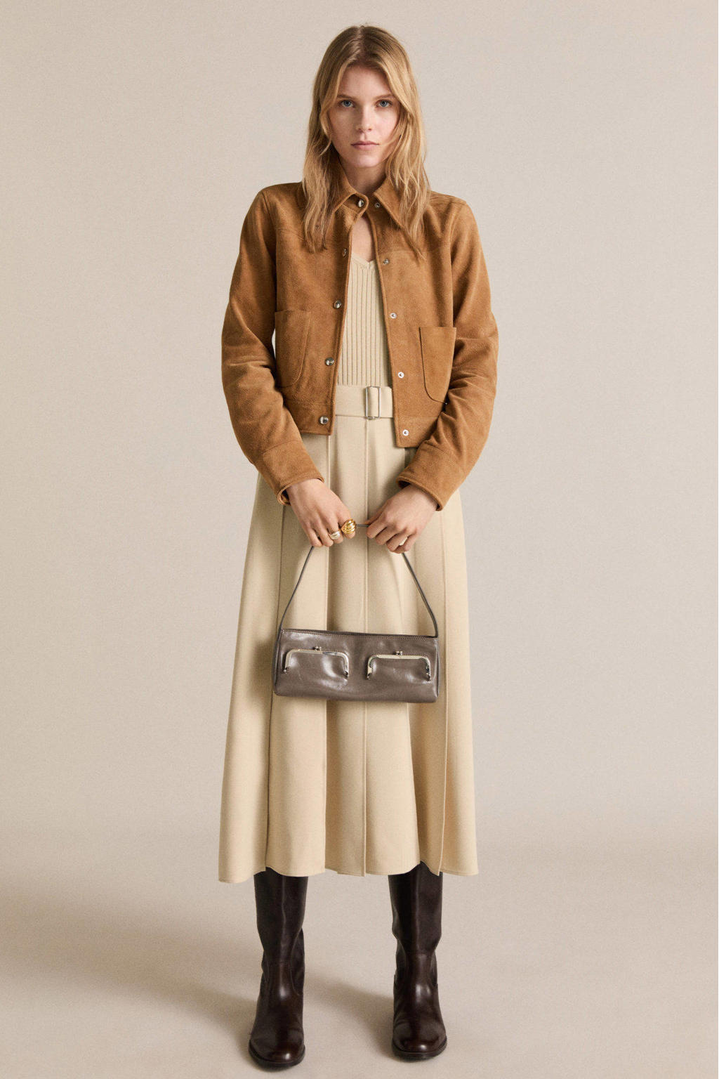 Camelkleurige dames Mango suede jasje met effen, lange mouwen, klassieke kraag en drukknoopsluiting