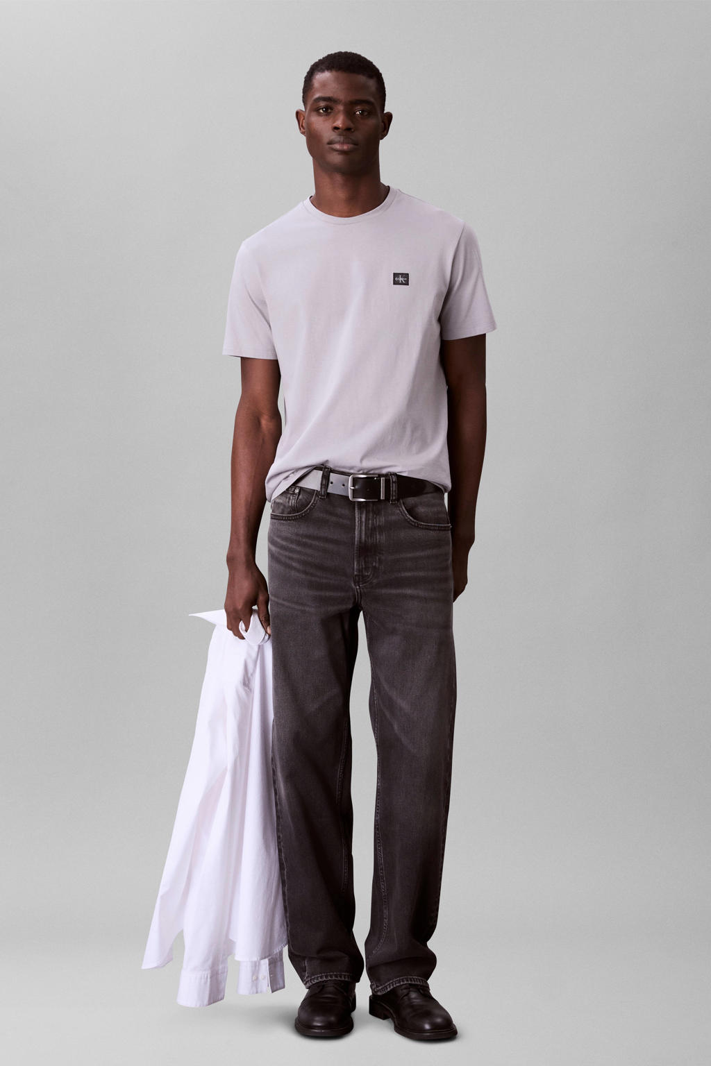 Lichtgrijze heren CALVIN KLEIN JEANS regular T-shirt BADGE 30S van katoen met effen, korte mouwen en ronde hals