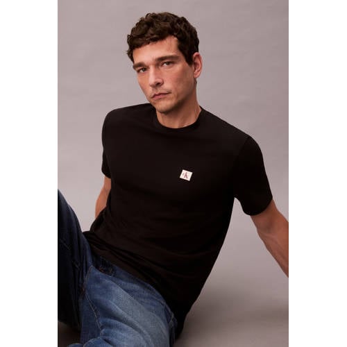 CALVIN KLEIN JEANS regular T-shirt BADGE 30S zwart afbeelding