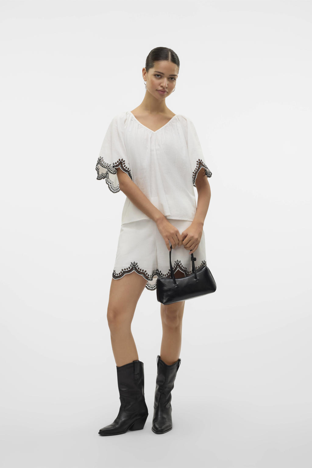 Witte dames VERO MODA top broderie van katoen met logo dessin, driekwart mouwen, V-hals, striksluiting en borduursels