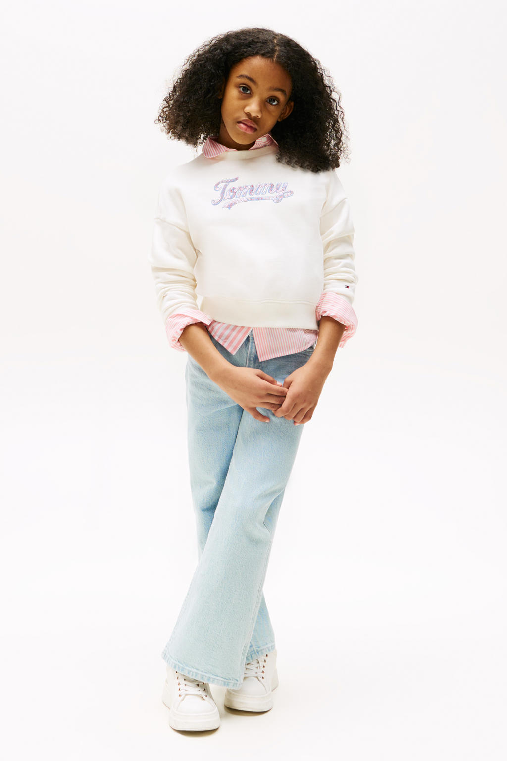 Ivoor, blauw en rode meisjes Tommy Hilfiger sweater met tekst print, lange mouwen, ronde hals en geribde boorden