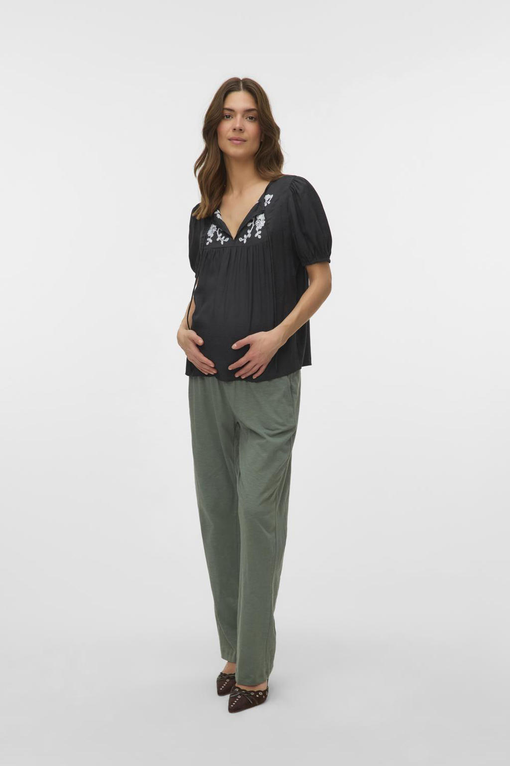 Zwart en witte dames MAMALICIOUS zwangerschaps blousetop van polyester met logo dessin, korte mouwen, ronde hals, trekkoorden en borduursels
