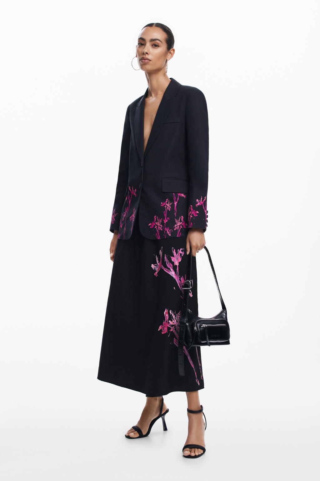 Zwart en roze dames Desigual regular blazer van katoen met bloemenprint, lange mouwen, V-hals, knoopsluiting en borduursels