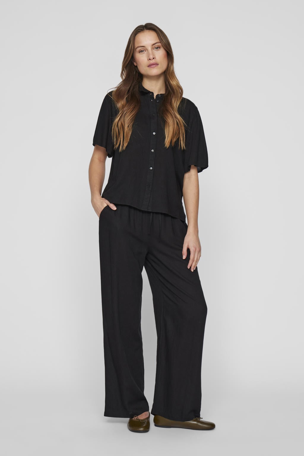 Zwarte dames VILA blouse van viscose met effen, korte mouwen, klassieke kraag, knoopsluiting en geweven detail