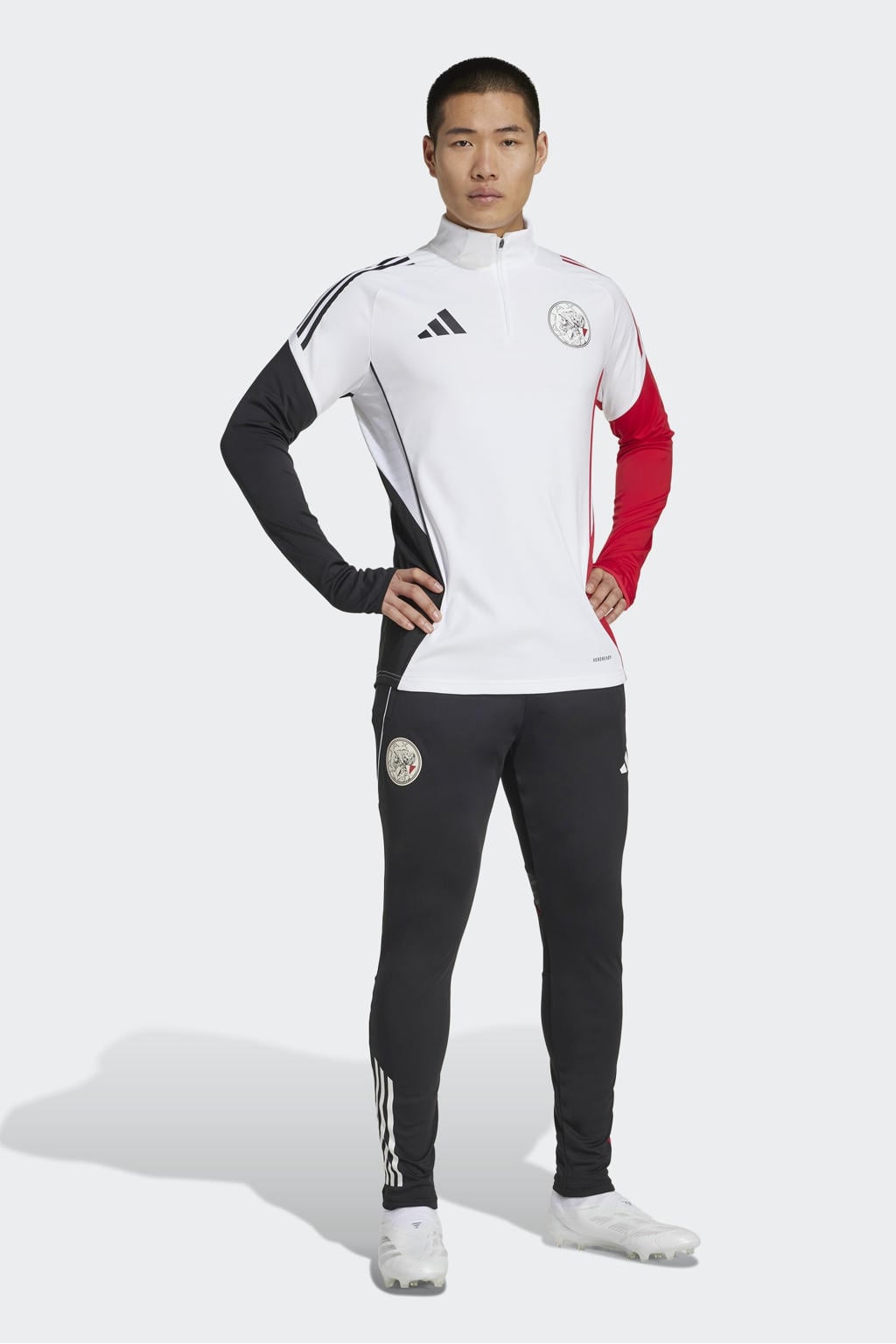 Zwart, wit en rode heren adidas Performance Senior Ajax Amsterdam voetbalbroek Training van polyester met slim fit, elastische tailleband met koord en logo dessin