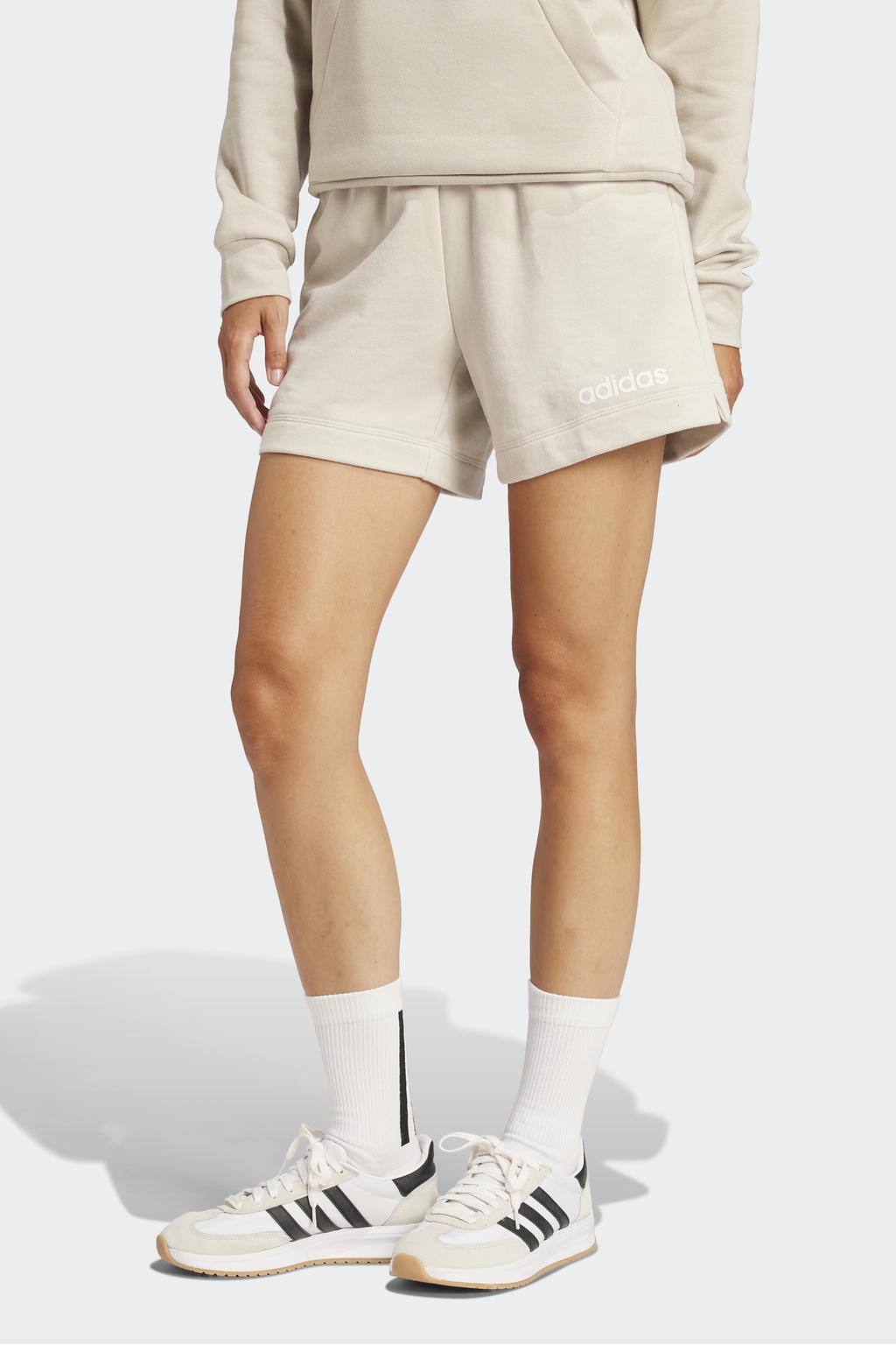 Beige dames adidas Sportswear sweatshort van katoen met slim fit, regular waist, elastische tailleband met koord en logo dessin