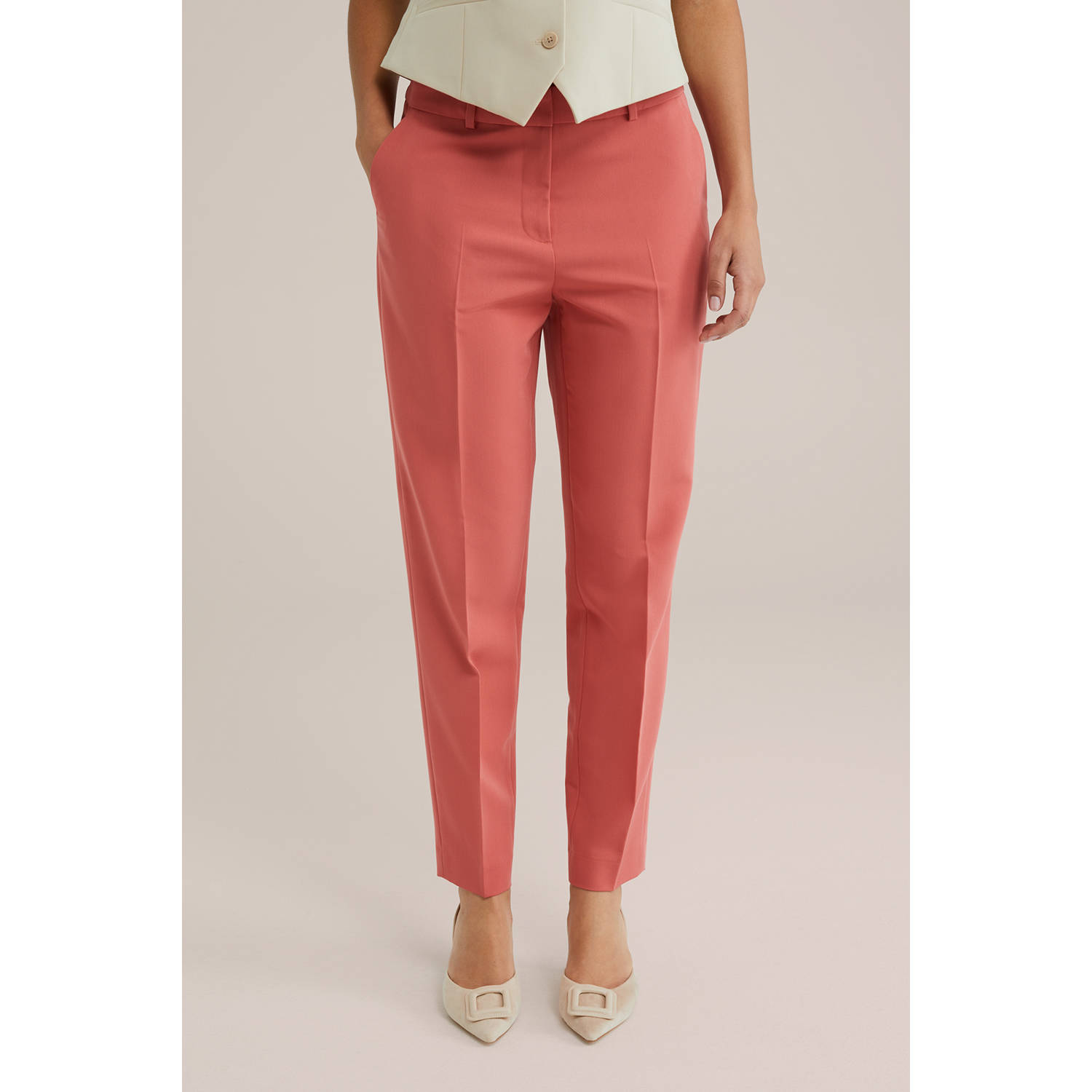 WE Fashion tapered pantalon koraalrood
