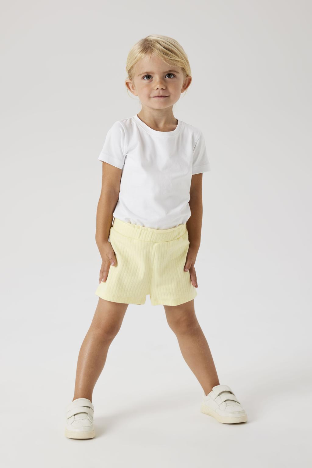 Lichtgele meisjes NAME IT MINI casual short van stretchkatoen met regular fit, elastische tailleband en effen