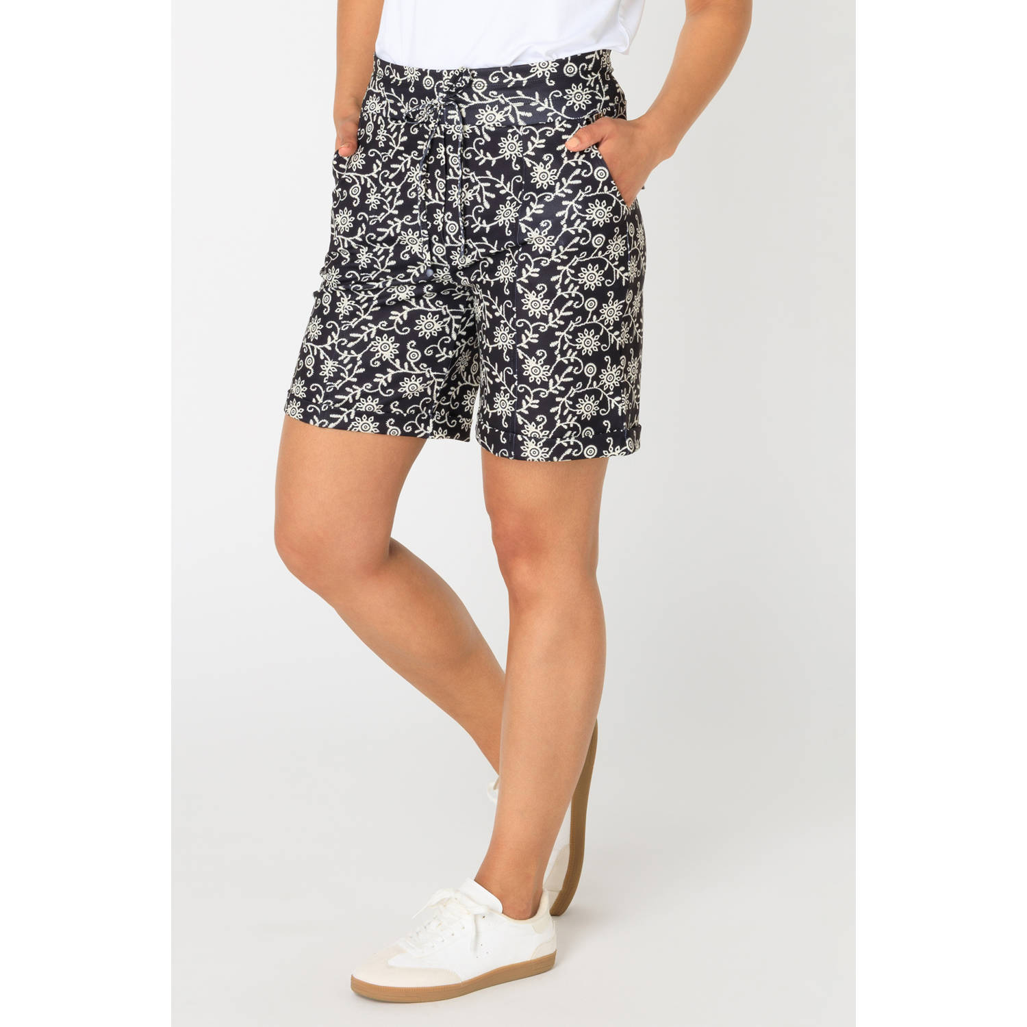Ivy Beau rechtvallend regular waist casual short zwart