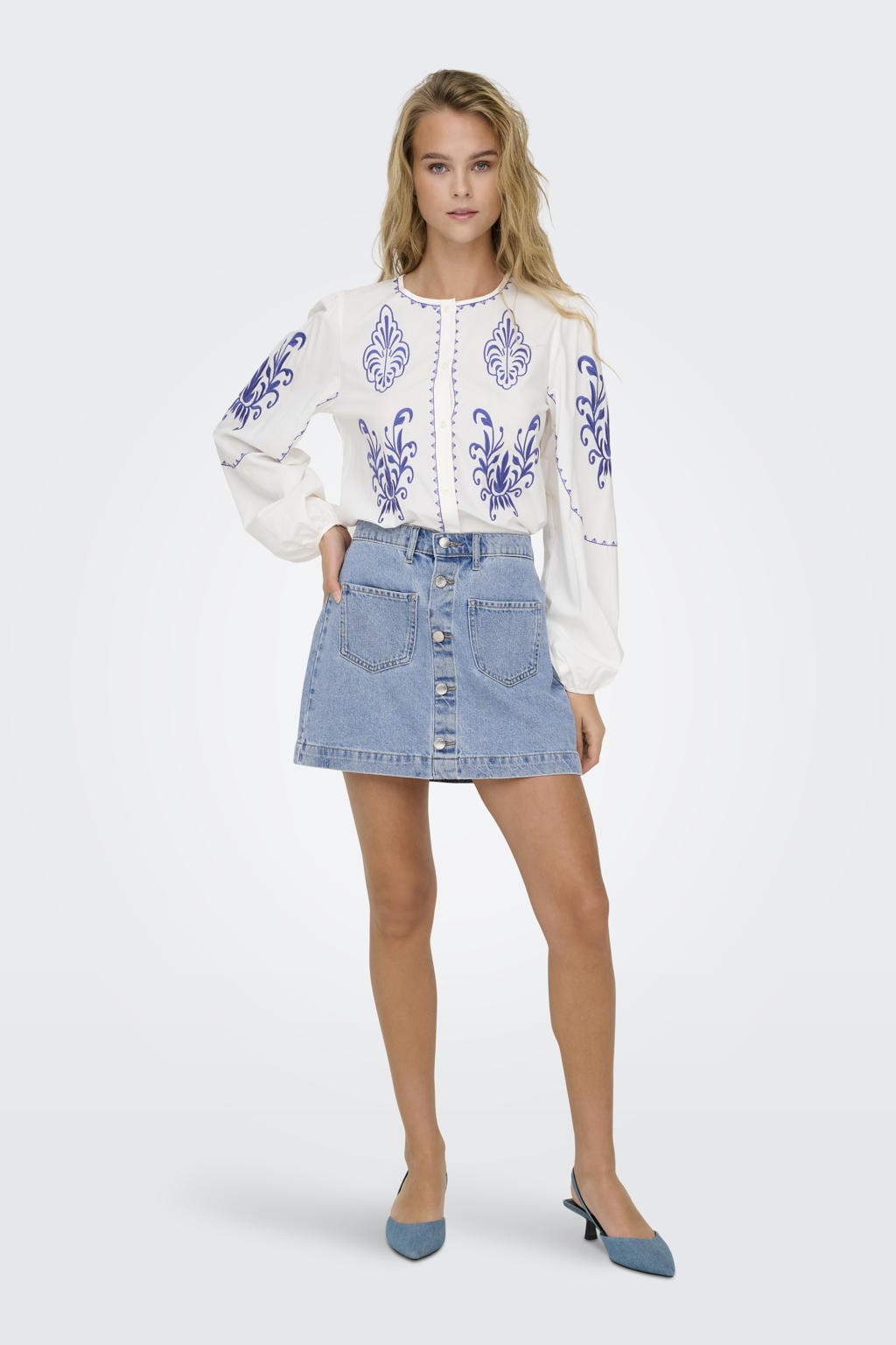 Light blue denim dames ONLY spijkerrok gemaakt van denim en met knoopsluiting