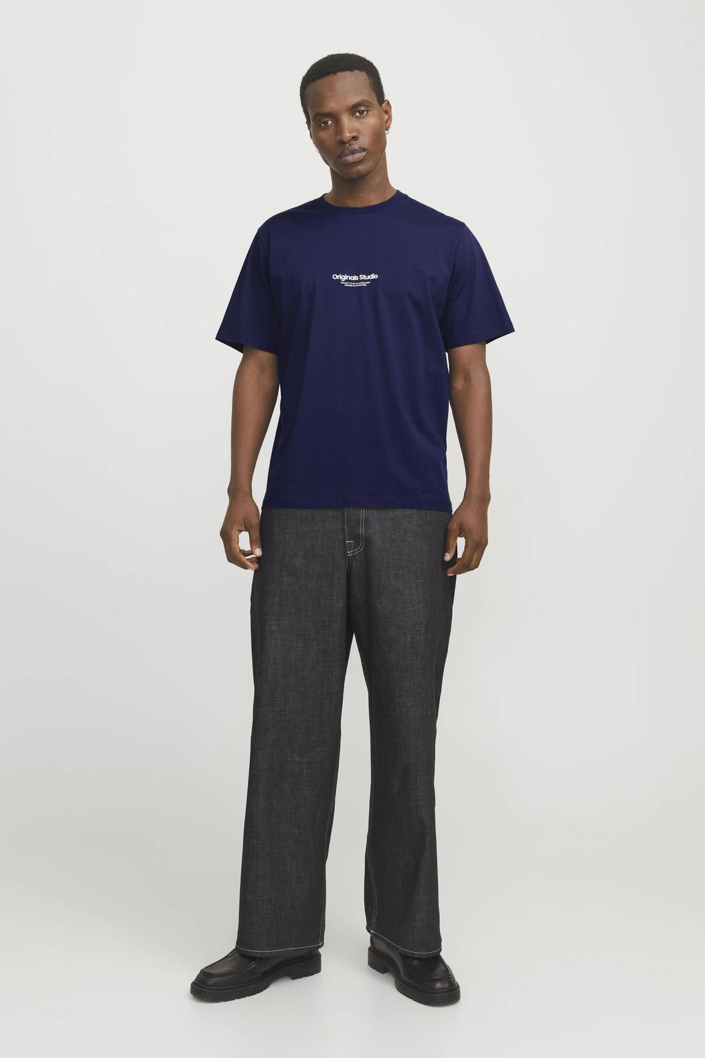 Donkerblauwe heren JACK & JONES ORIGINALS regular T-shirt van katoen met printopdruk, korte mouwen en ronde hals