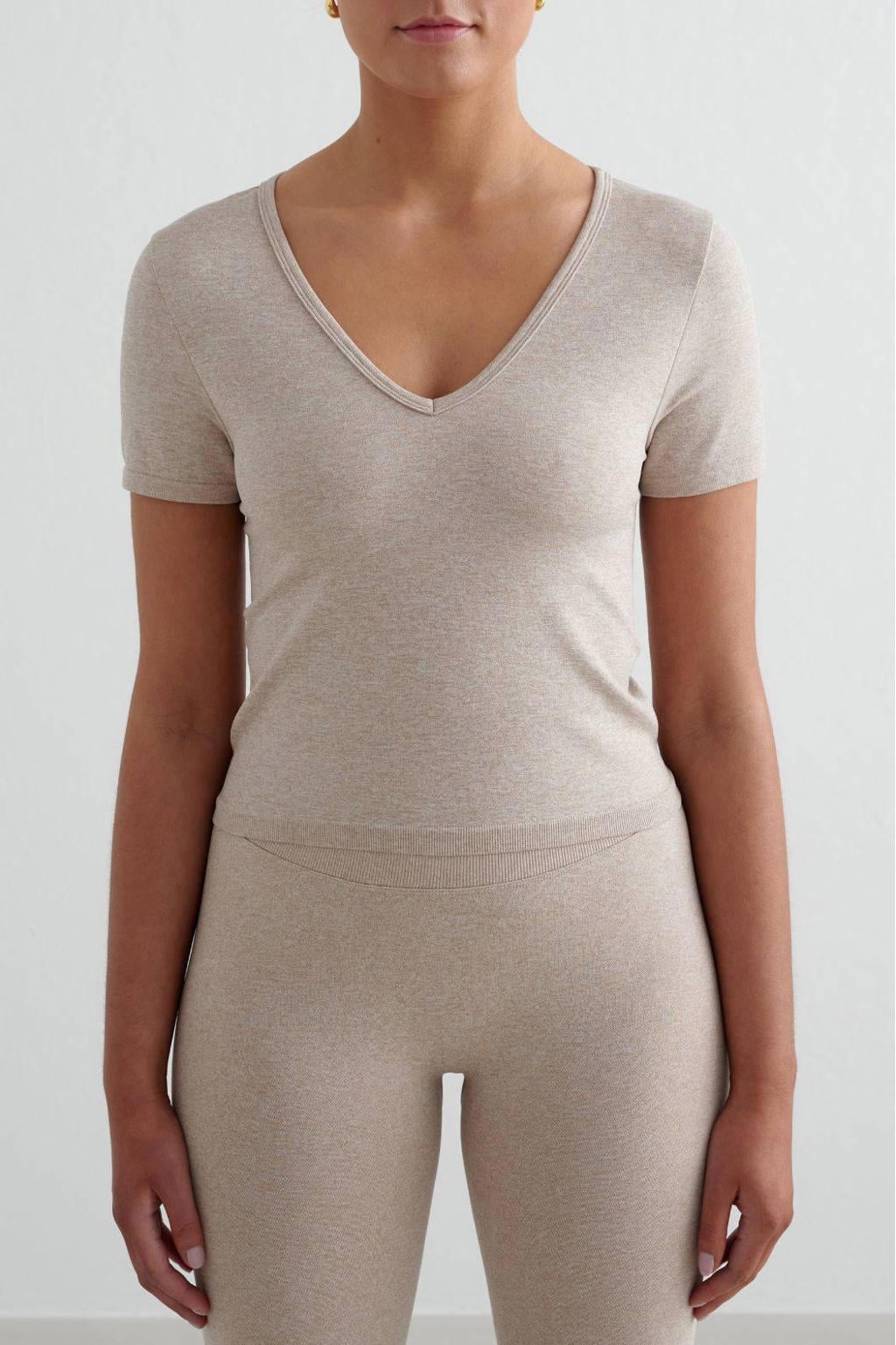 Beige dames Aim'n sportshirt Seamless van nylon met korte mouwen en V-hals