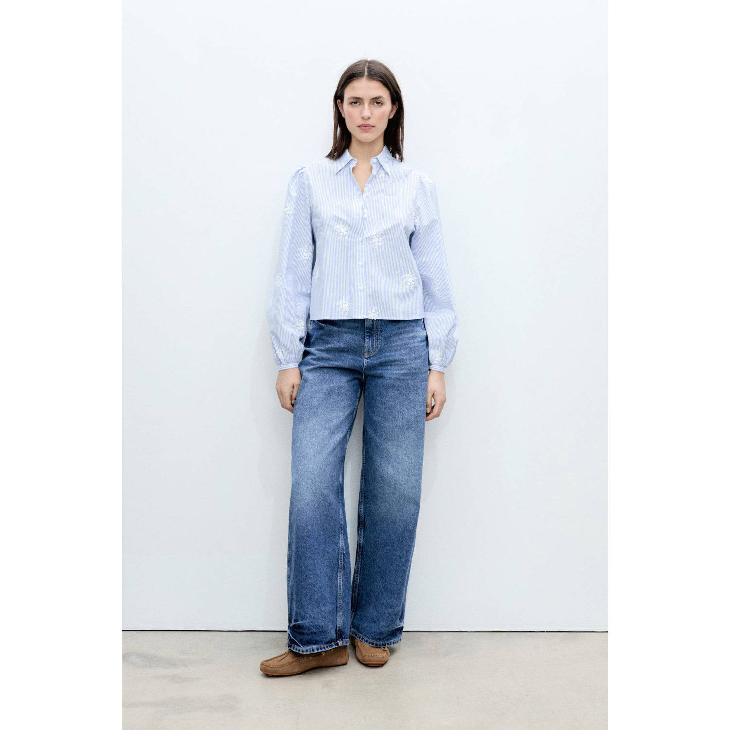 Mango blouse lichtblauw broderie