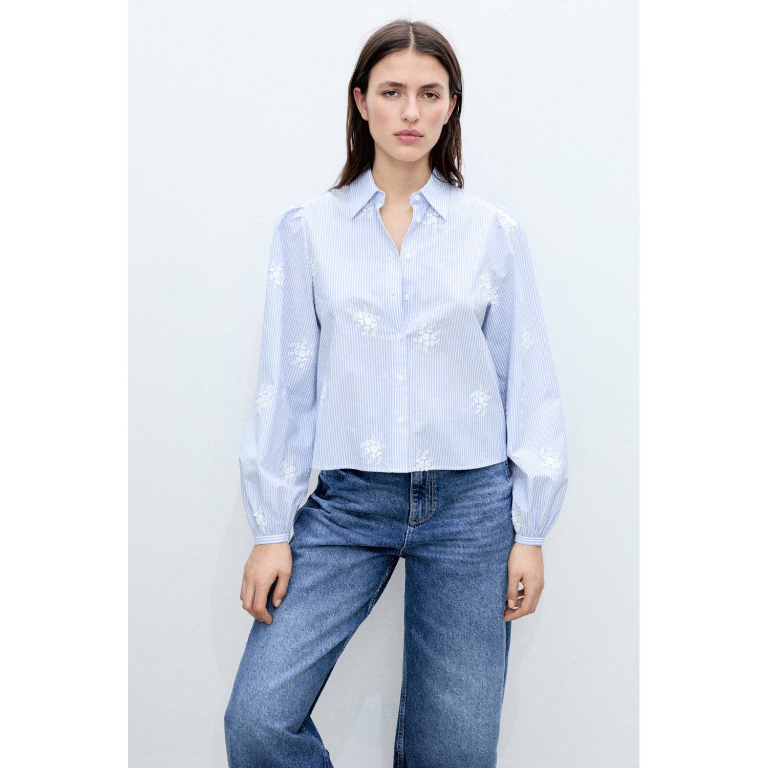 Mango blouse lichtblauw broderie