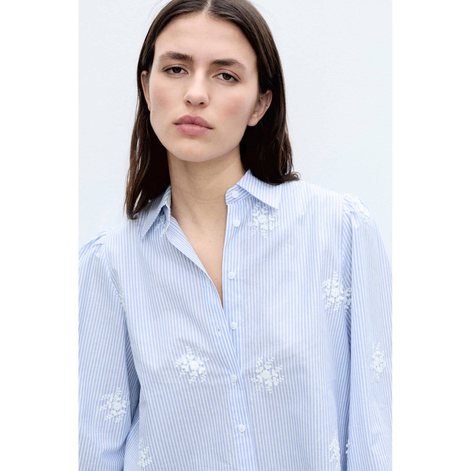Mango blouse lichtblauw broderie