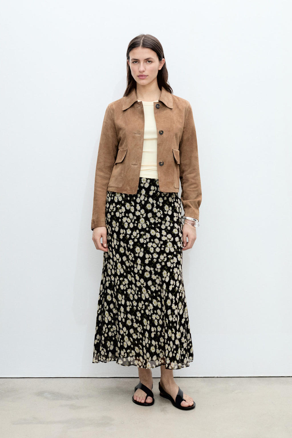 Zwarte dames Mango midi rok gemaakt van viscose en met elastische tailleband