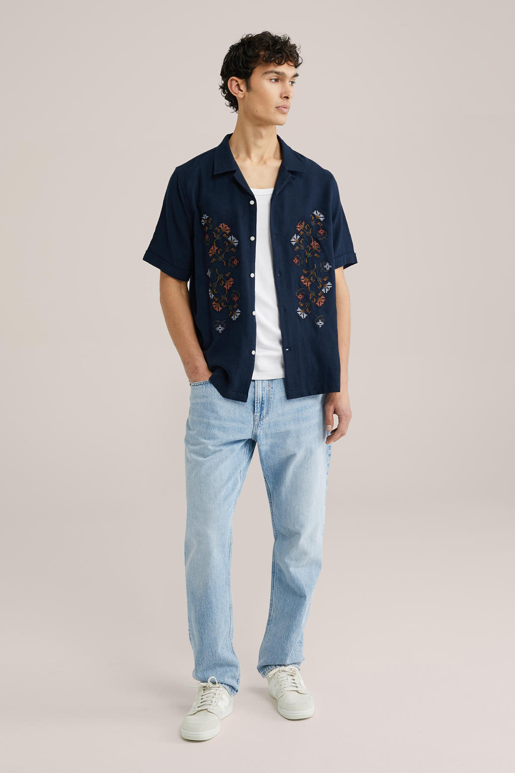 Donkerblauwe heren WE Fashion casual overhemd van katoen met bloemenprint, korte mouwen, reverskraag, knoopsluiting en borduursels
