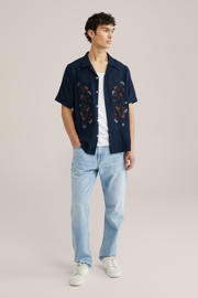 thumbnail: Donkerblauwe heren WE Fashion casual overhemd van katoen met bloemenprint, korte mouwen, reverskraag, knoopsluiting en borduursels