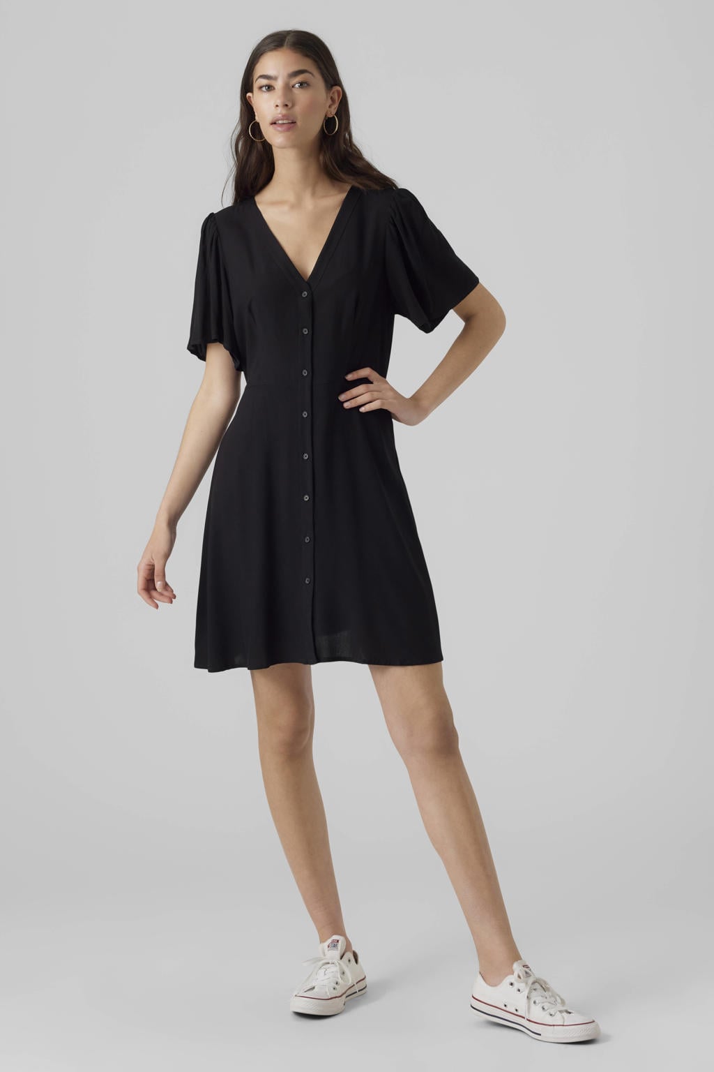 Zwarte dames VERO MODA Jurk van viscose met effen, korte mouwen, V-hals, knoopsluiting en geweven detail