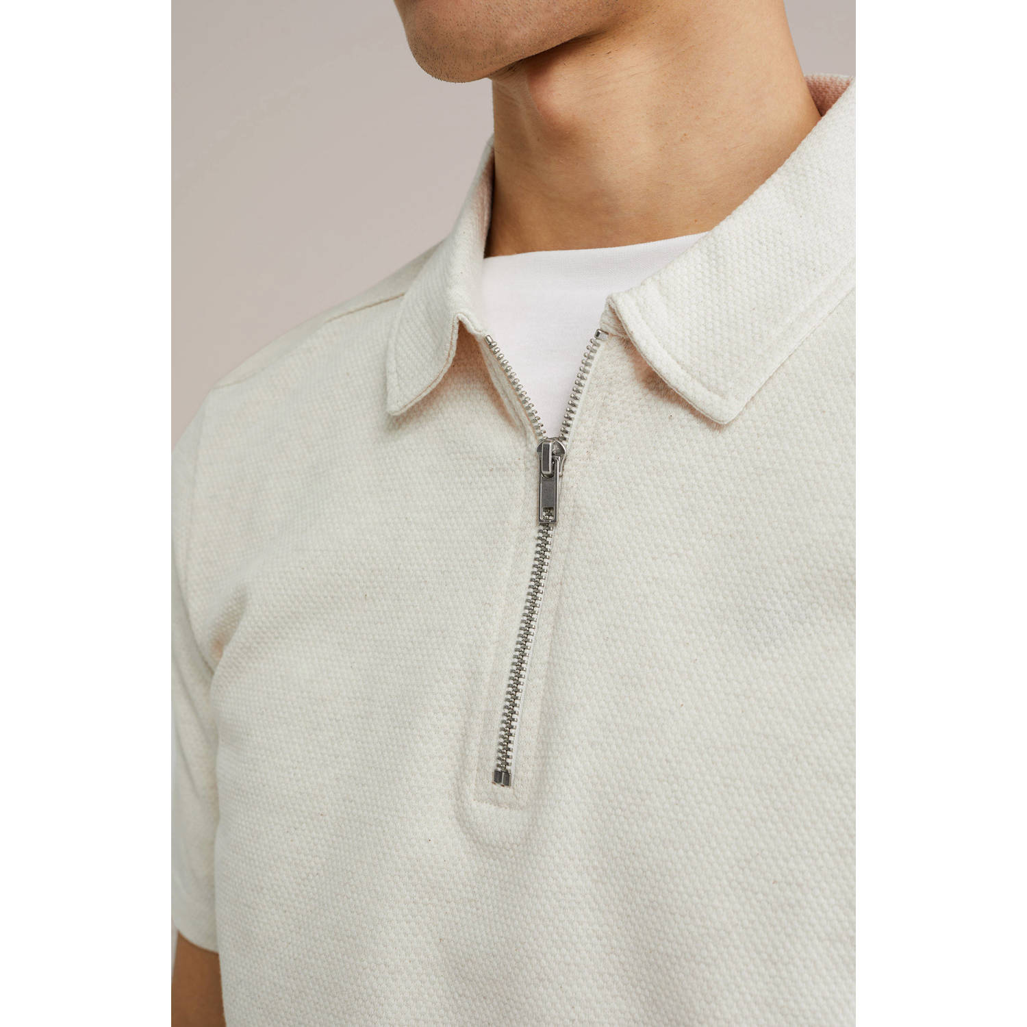 WE Fashion slim polo met textuur ecru