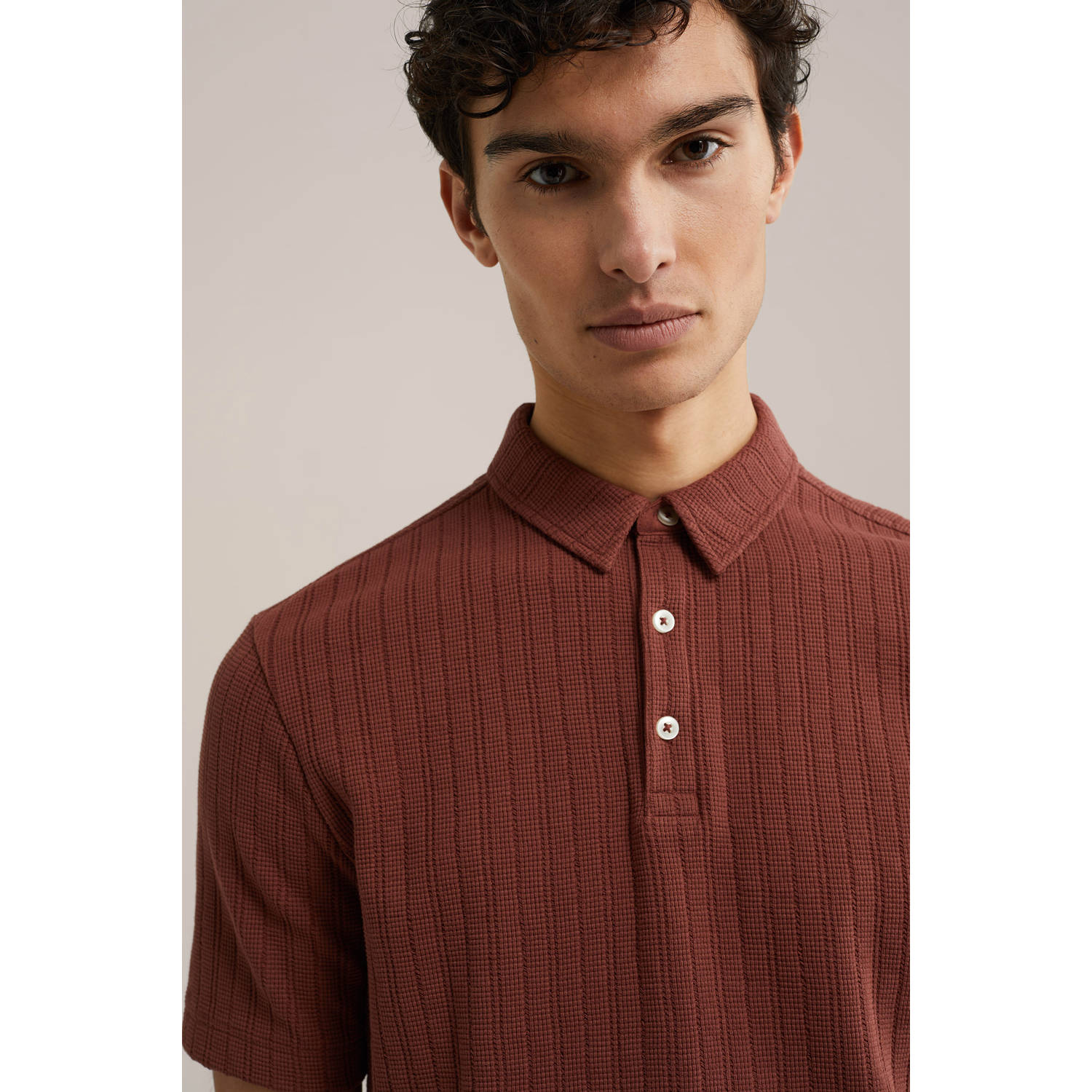 WE Fashion slim polo met ingebreid patroon roodbruin
