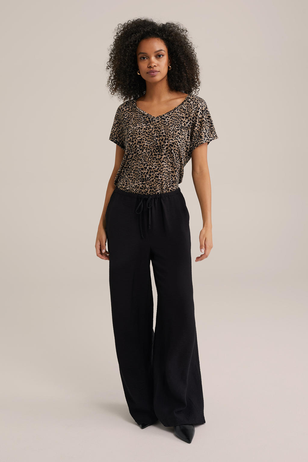 Bruine dames WE Fashion top van viscose met korte mouwen en V-hals