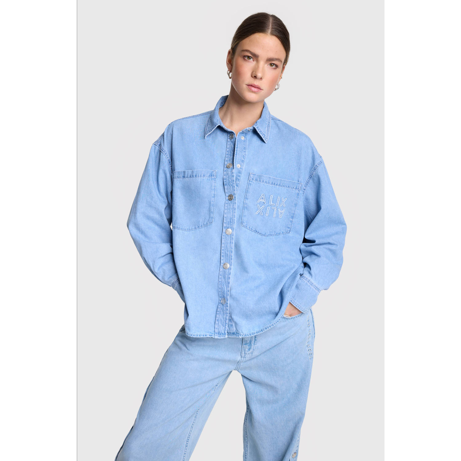 ALIX THE LABEL Dames Blouses Ladies Woven Chambray Peplum Denim Blouse Blauw