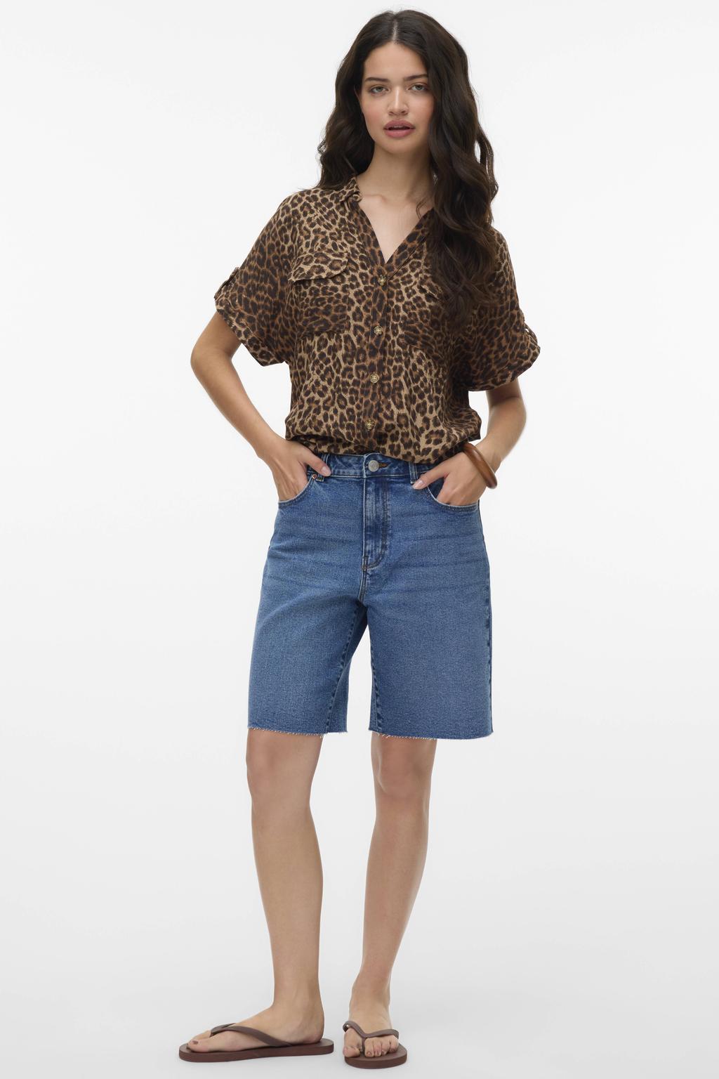 Lichtbruine dames VERO MODA blouse van viscose met dierenprint, korte mouwen, klassieke kraag, knoopsluiting en geweven detail